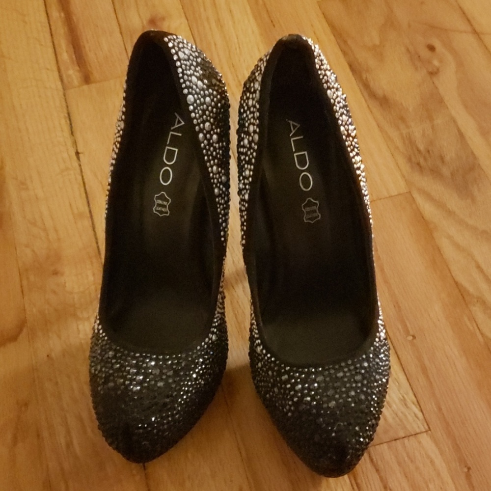 Beautiful Rhinestone Black Pumps